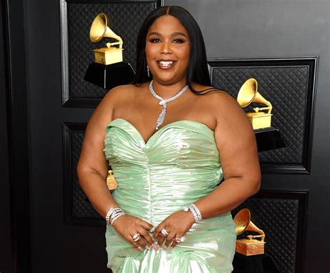 nude lizzo|Lizzo shows off her voluptuous curves as she poses completely。